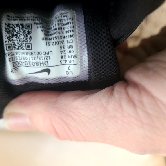 New Woman's 7 Nike Air MAX 90 shoes. - Picture 6 of 9